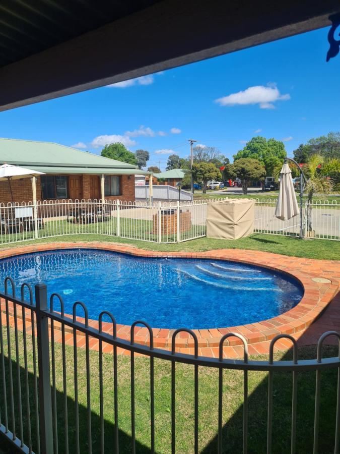 Regency Court Motel Cobram Bagian luar foto